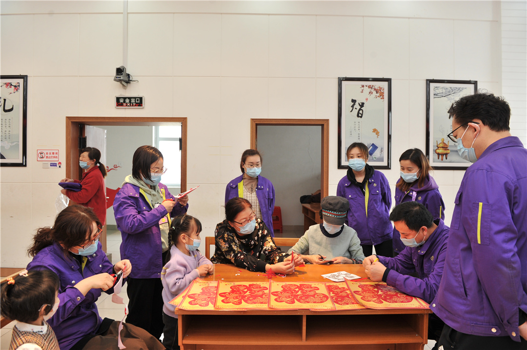 市文化馆“文化进万家” ——克拉玛依艺术家来公司写春联剪窗花送新春祝福