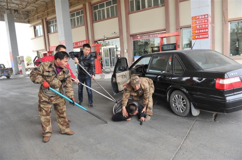 公司加油站开展“十九大”期间安保维稳应急演练